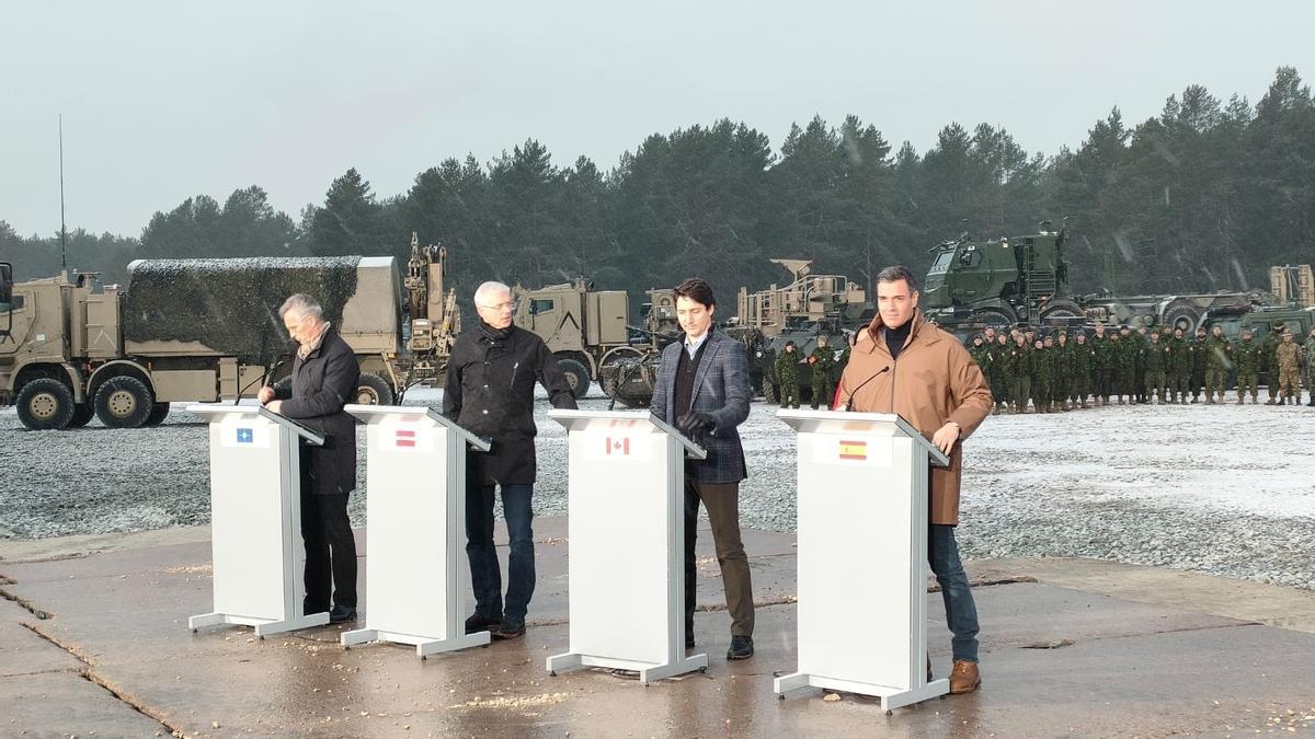 El president del Govern, Pedro Sánchez, al costat del secretari general de l'OTAN, Jens Stoltenberg, el primer ministre de Letònia, Arturs Krisjanis Karins, i el del Canadà, Justin Trudeau, durant la visita a la base d'Adazi (Letònia)