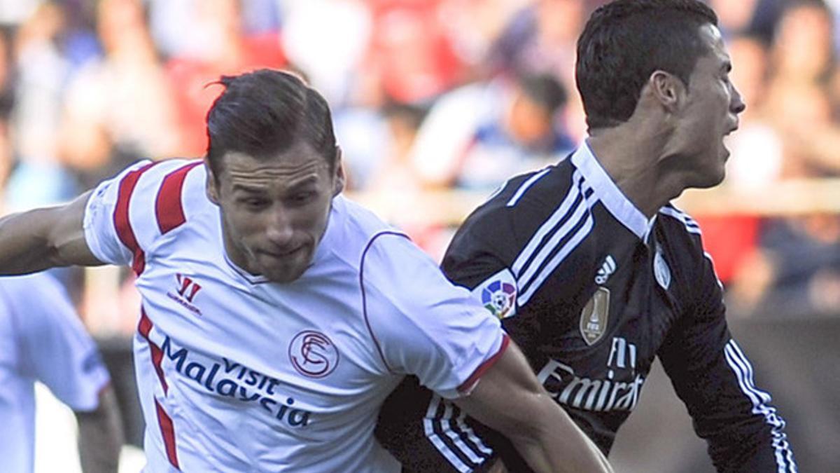 Krychowiak y Cristiano Ronaldo disputan un balón durante el Sevilla-Madrid de la Liga BBVA 2014-15