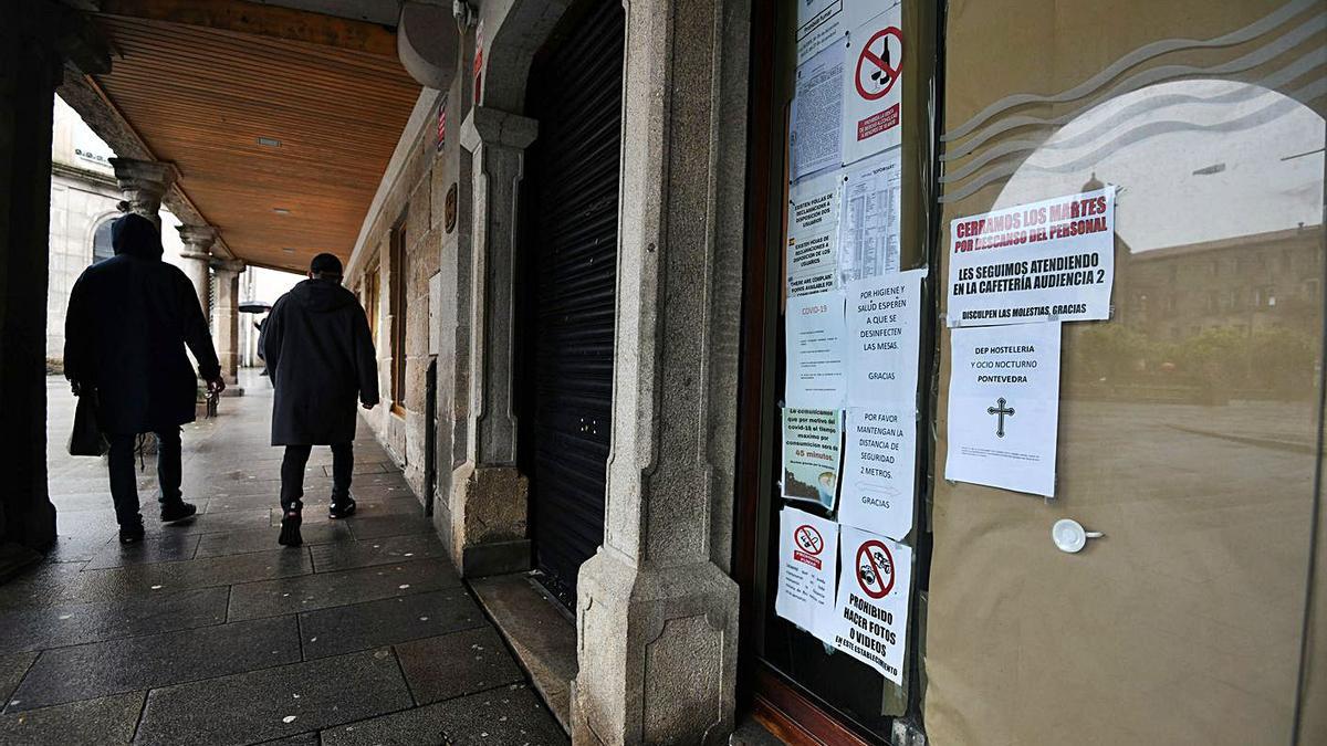 Un negocio cerrado durante la pandemia del COVID en Pontevedra. |   // R.V.