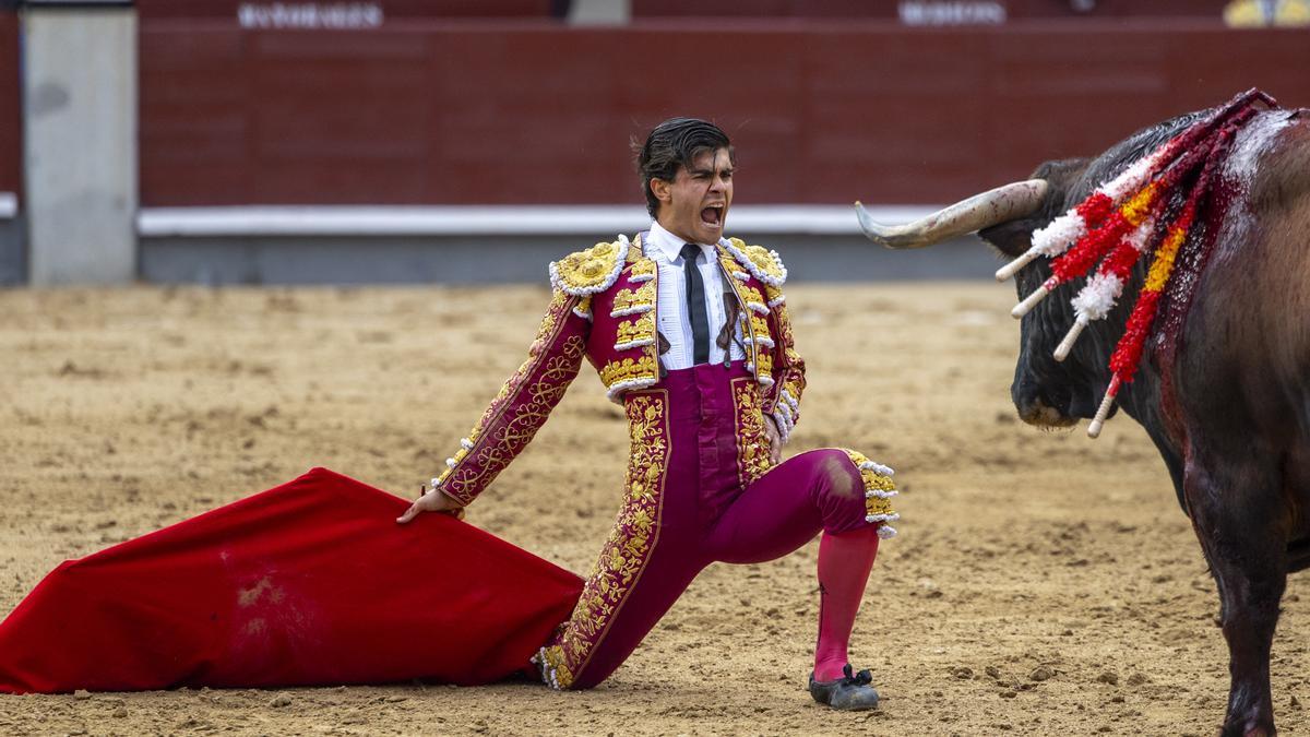 El diestro Francisco de Manuel durante la faena a su primer toro, este sábado, en Las Ventas de Madrid.