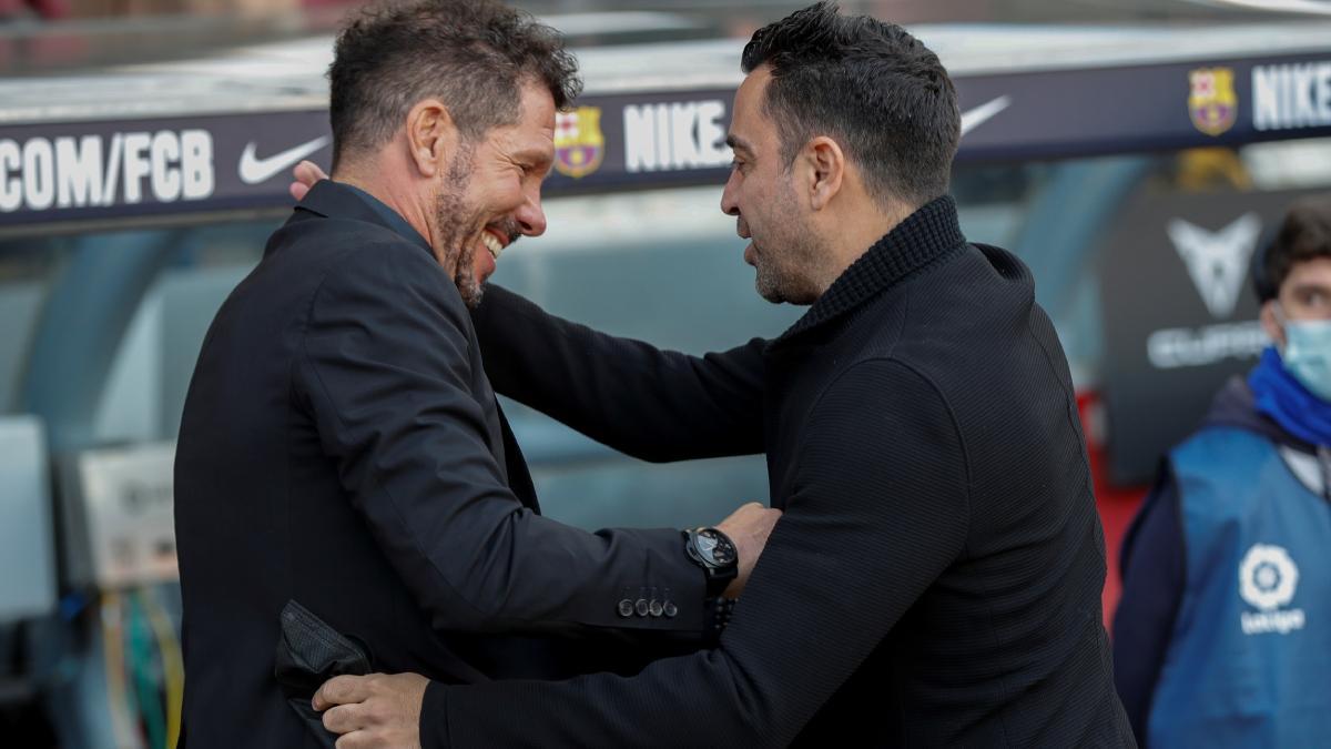 Xavi y Simeone se saludan en un partido en el Spotify Camp Nou