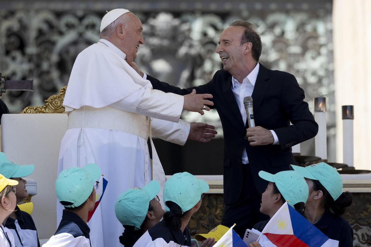 El actor Roberto Benigni junto al Papa en el Vaticano
