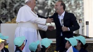 El actor Roberto Benigni junto al Papa en el Vaticano