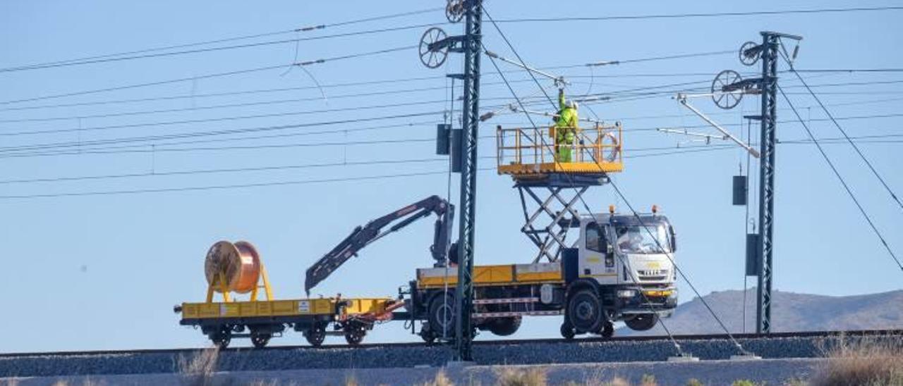 Los trabajos de electrificación de la Línea de Alta Velocidad a la altura de la pedanía de Orito, en el tramo de Monforte del Cid-Murcia.