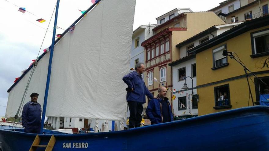 Cesáreo Marqués, en el centro, listo para recitar el pregón