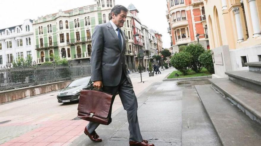 Javier Fernández, ayer, a su entrada a la Presidencia del Principado para asistir al Consejo de Gobierno.