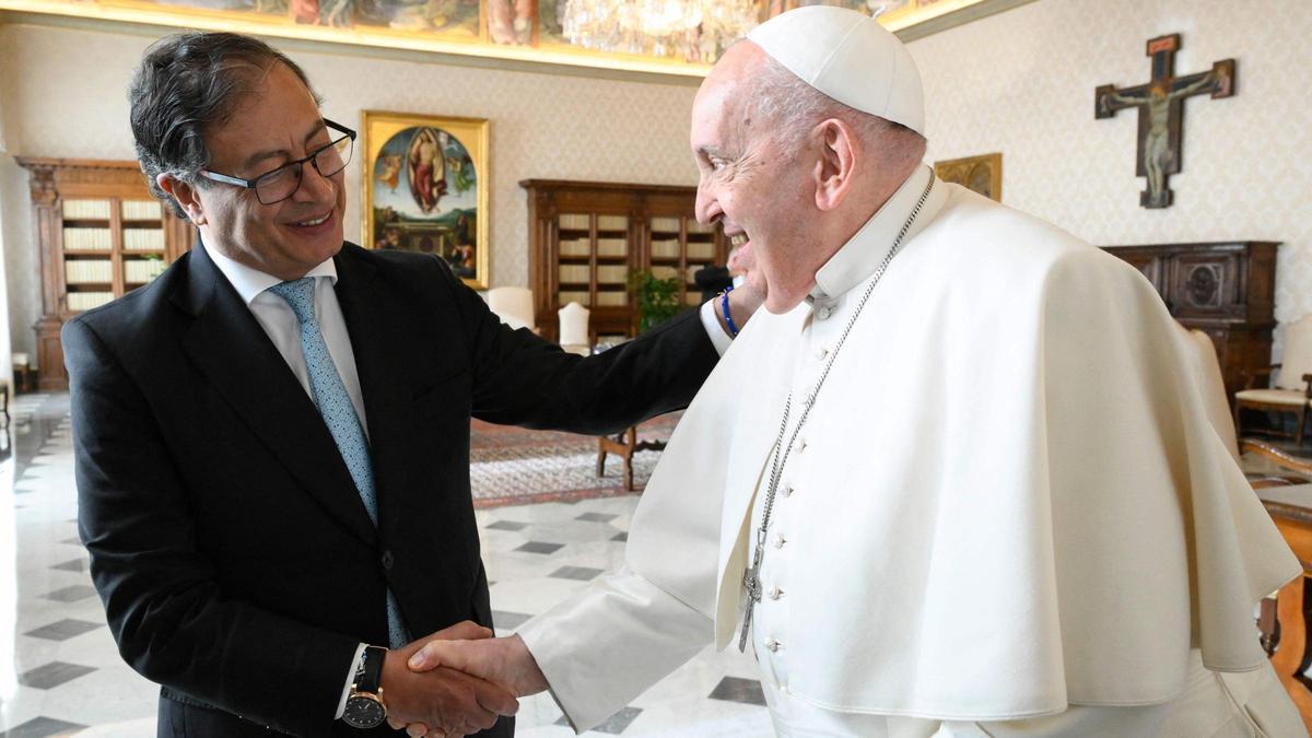 El Papa Francisco durante la audiencia privada con el presidente de Colombia Gustavo Petro en el Vaticano