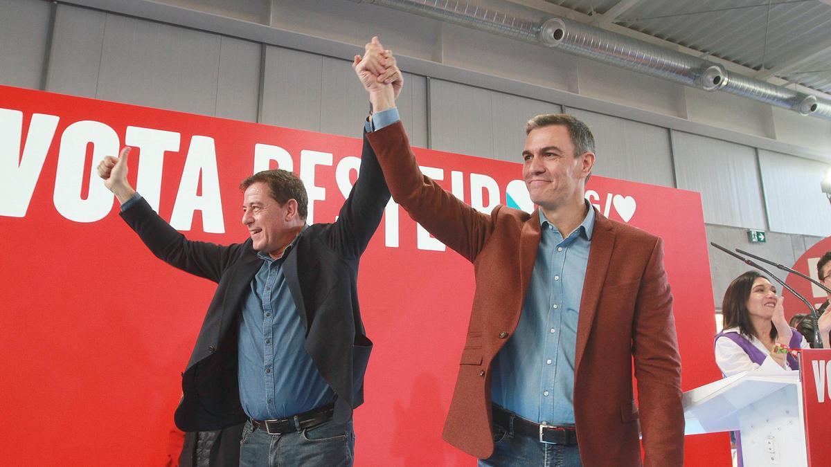 El presidente del Gobierno y líder del PSOE, Pedro Sánchez, y el candidato del PSdeG, José Ramón Gómez Besteiro, el pasado sábado durante un mitin en Ourense.