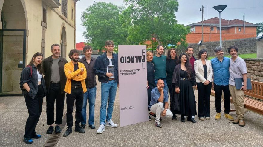 Por la izquierda, Raquel G. Ibáñez, David Ferrando, Pablo Casanova, Guillermo Braga, Bal Castro, Verónica Toro, Cristóbal Santa María, Darwin Elso (agachado), Ana Matey, Mónica Mura, Aitor Martínez, Montserrat López, Juan Cañada y Juan Gama de Cossío. |