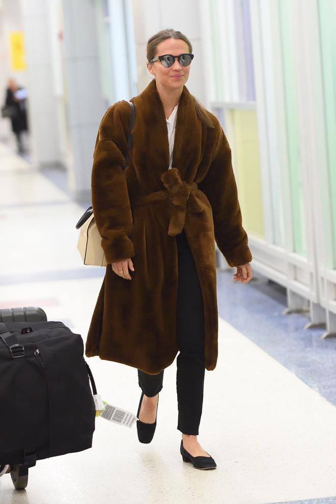 Alicia Vikander en el aeropuerto de Nueva York