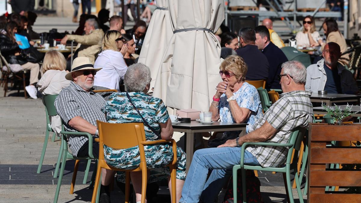 Cruceristas tomando el sol en una terraza con buen tiempo.