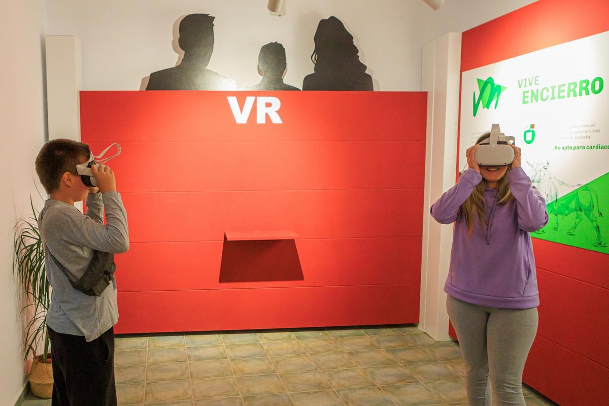 Dos visitantes experimentan a través de realidad virtual un encierro en San Buenaventura.