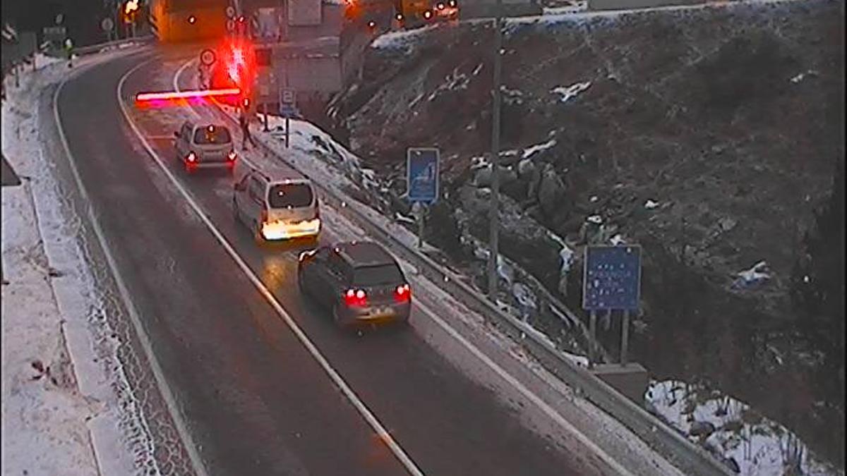 Túnel de Bielsa cerrado, este 6 de enero, por el incendio de un vehículo.