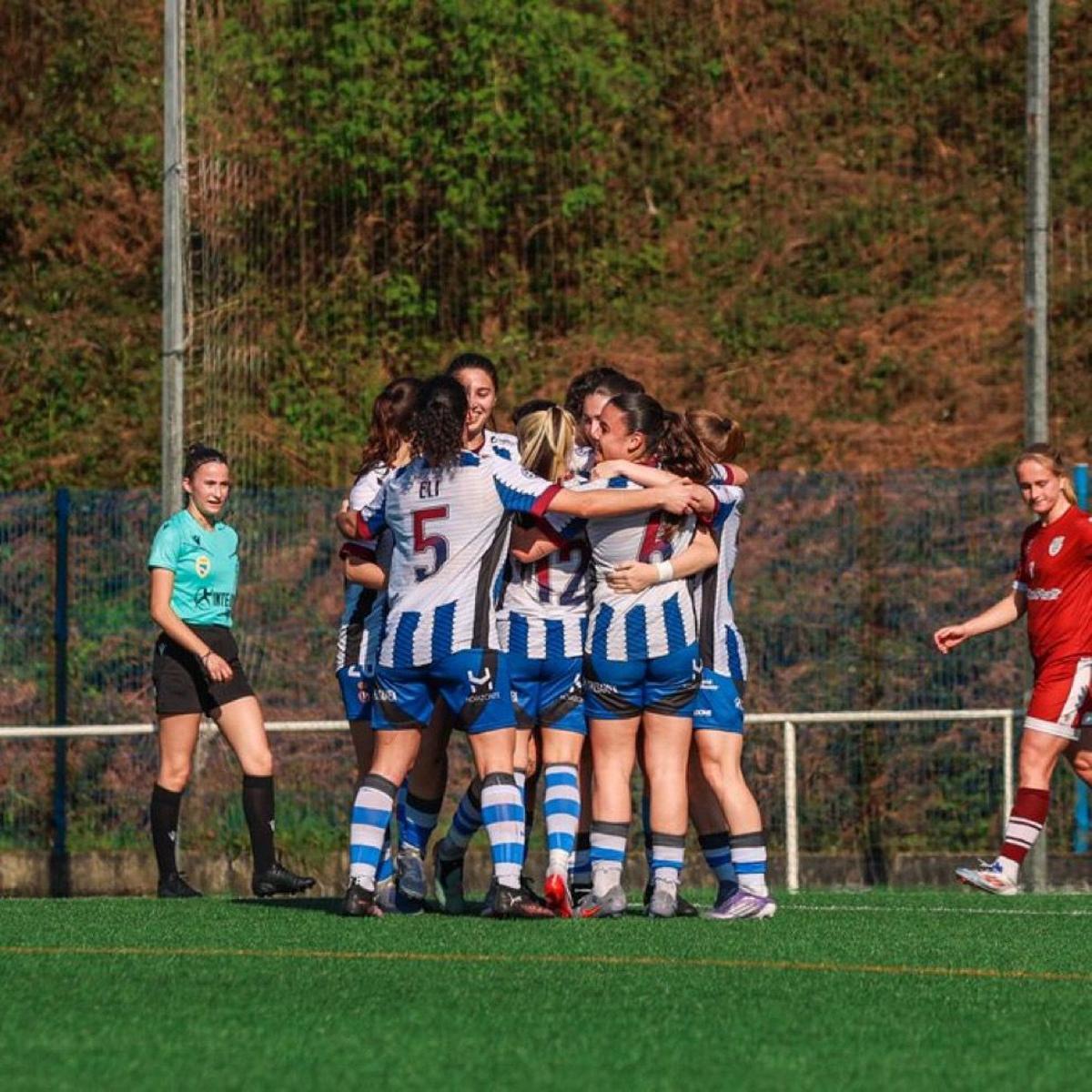 Las jugadoras del Avilés celebran el tanto de la victoria