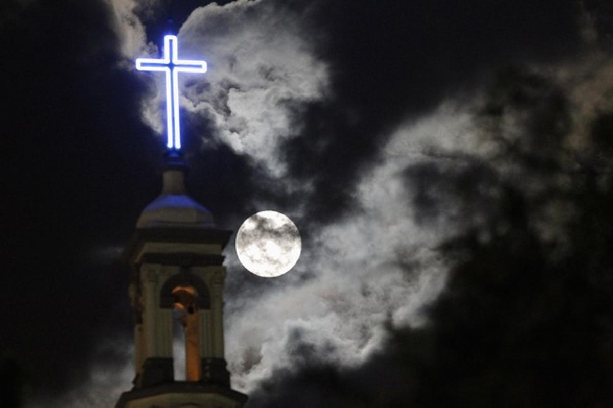 La superluna sobre la catedral de Monterrey, México, el 10 de agosto de 2014.