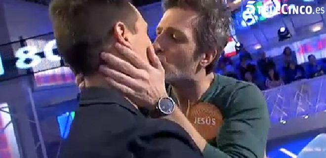 Christian Gálvez besando a Jesús