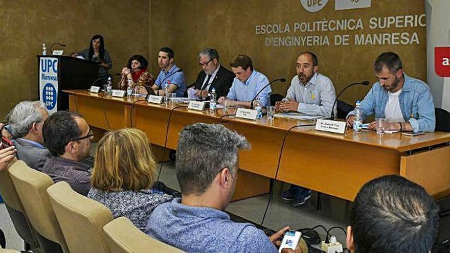 Per l&#039;esquerra, Alemán, moderadora, i a la taula, Massana, Olivé, González, Trapé, Aloy i Fius, en el debat celebrat ahir al vespre a la UPC