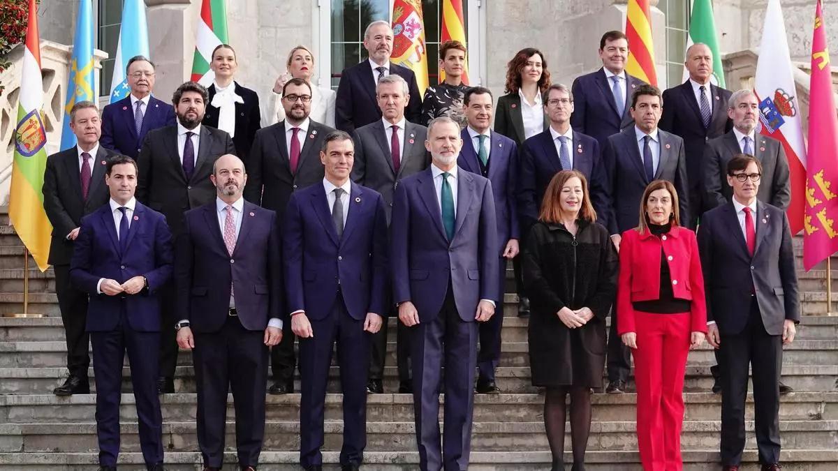 El presidente del Gobierno, Pedro Sánchez y el Rey, Felipe VI, en el centro de la imagen durante la foto de familia a su llegada a la XXVII Conferencia de Presidentes.