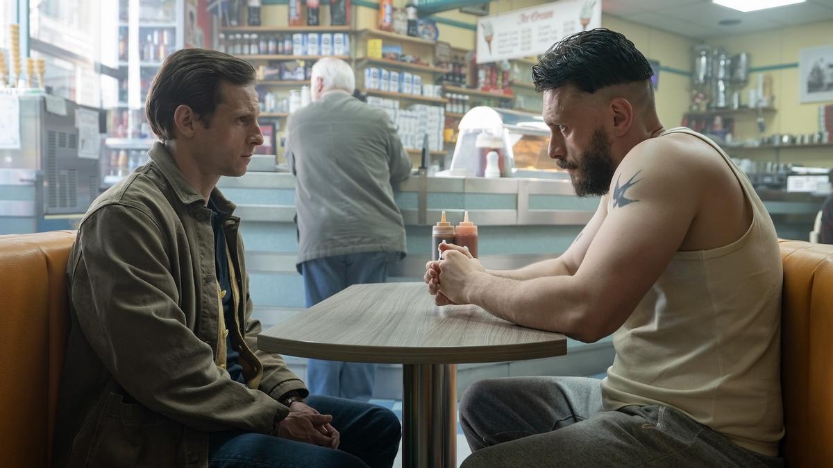 Jamie Bell (Niall adulto) y Richard Gadd (Ruben adulto) en 'Half man'