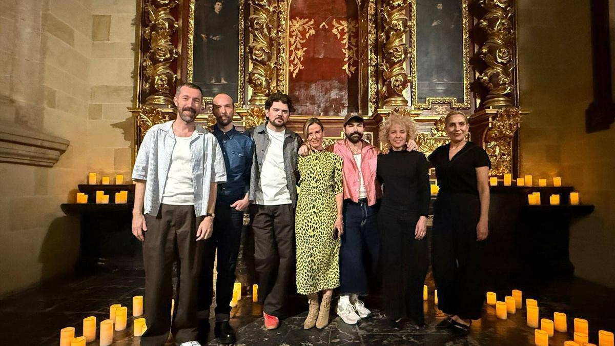Los cinco artistas florales se reunieron ayer en el Palacio de Congresos antes del inicio el festival.
