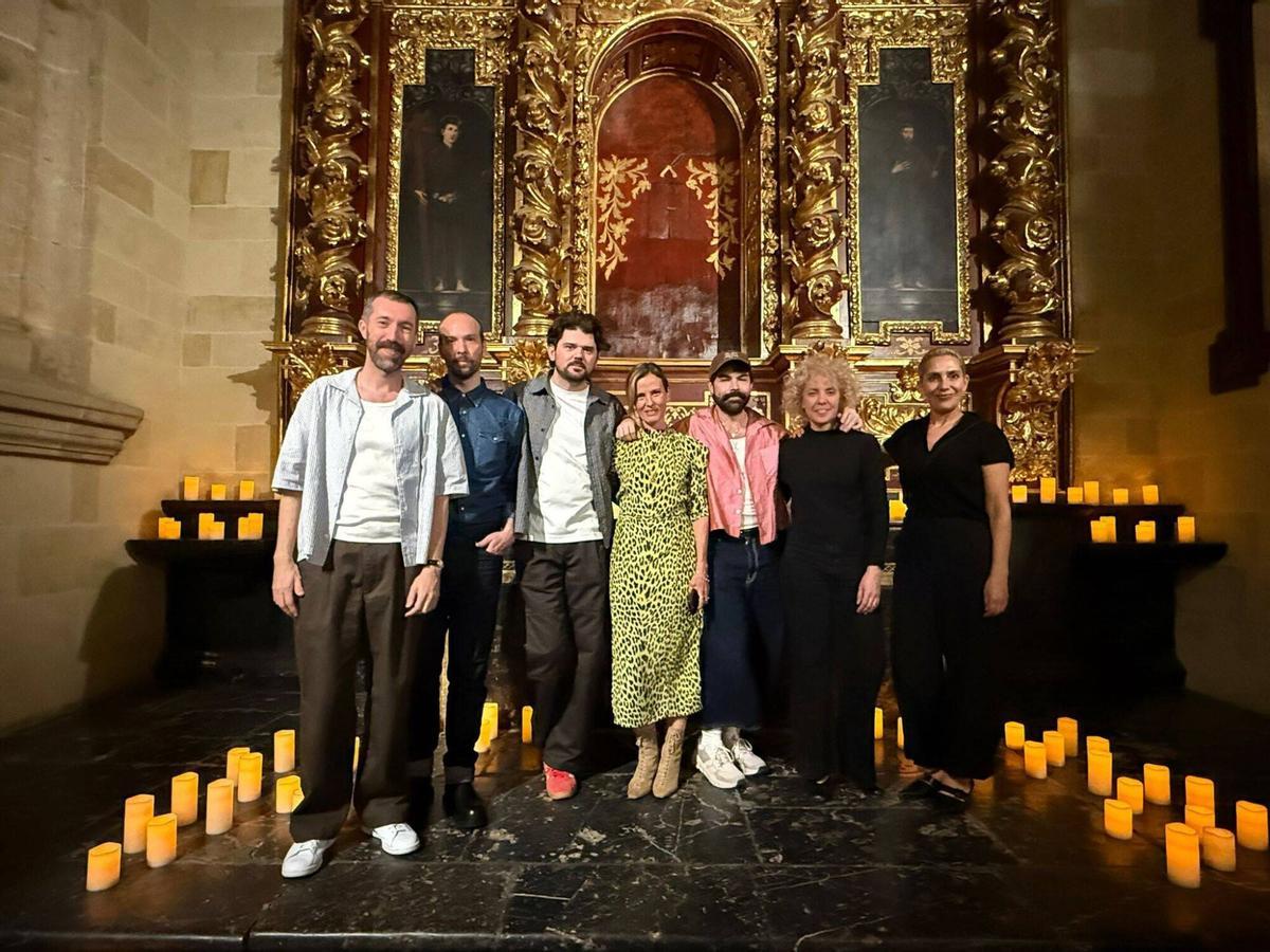 Los cinco artistas florales se reunieron ayer en el Palacio de Congresos antes del inicio el festival.