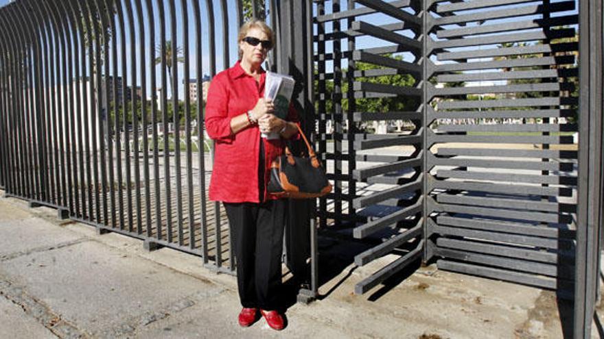 La portavoz vecinal, delante de la puerta giratoria del Parque del Oeste que su asociación pide que sea retirada.