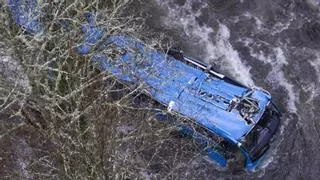 Al menos cuatro muertos tras precipitarse un autobús al río Lérez en Cerdedo-Cotobade