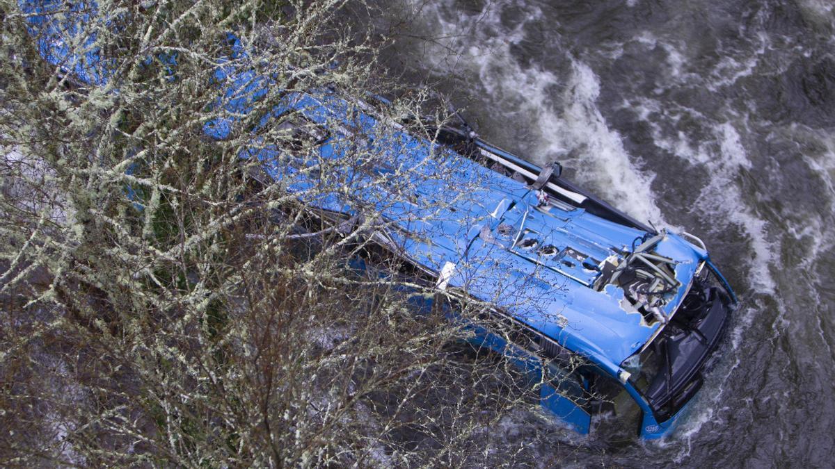Seis muertos y dos supervivientes tras precipitarse un autobús a un río en Pontevedra