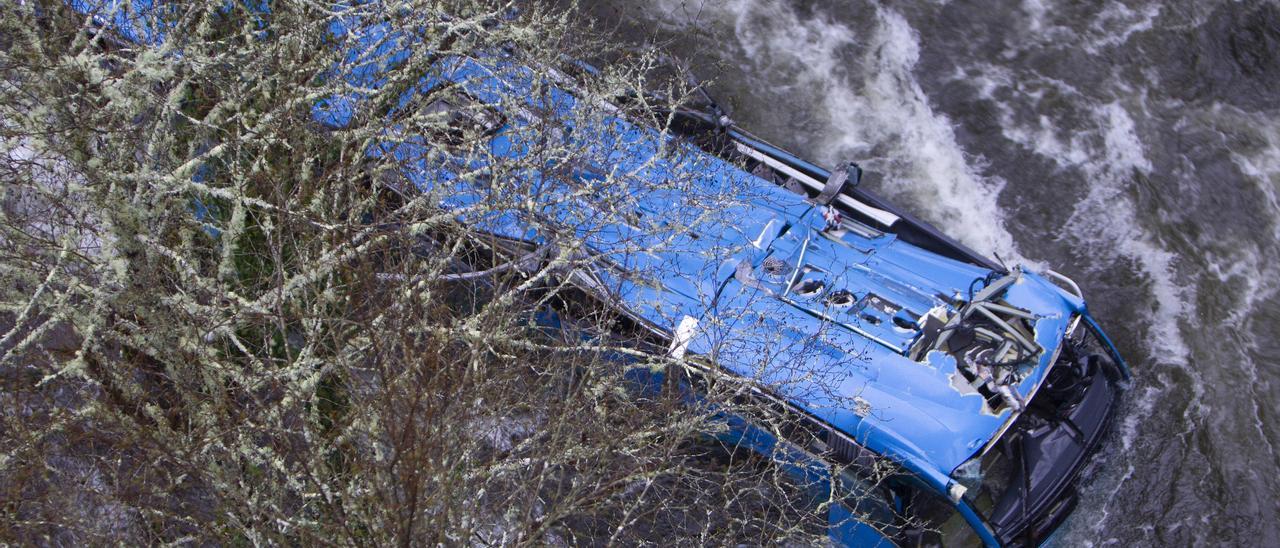 Seis muertos y dos supervivientes tras precipitarse un autobús a un río en Pontevedra