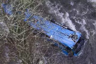 Las hipótesis sobre las causas del accidente del bus en el Lérez apuntan al temporal y a un posible exceso de velocidad