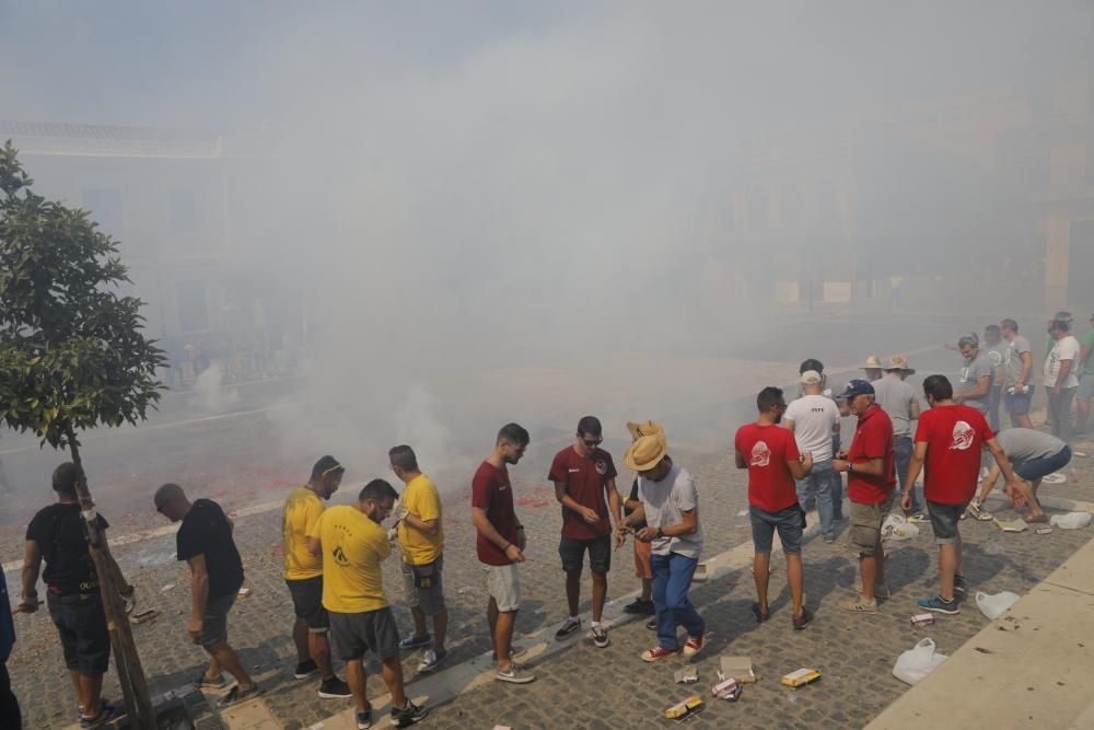 Mascletà manual en la Plaza del Pueblo de Paterna.