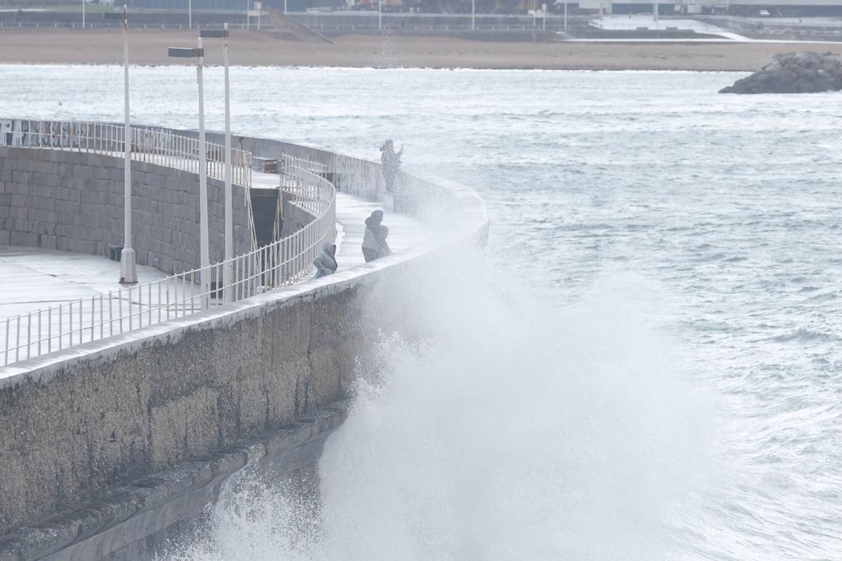 Oleaje en Gijón durante el temporal de enero.