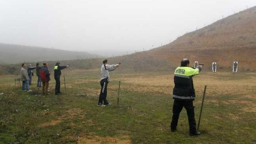 Algunos de los 17 agentes que integran el cuerpo realizando las prácticas de tiro en el pago de Valdeví