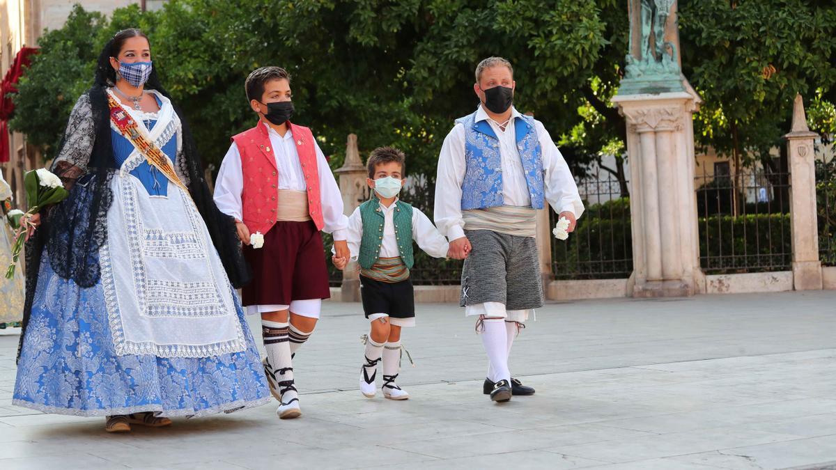 Búscate en en el primer día de la ofrenda por la calle Caballeros de las 18:00 a las 19:00