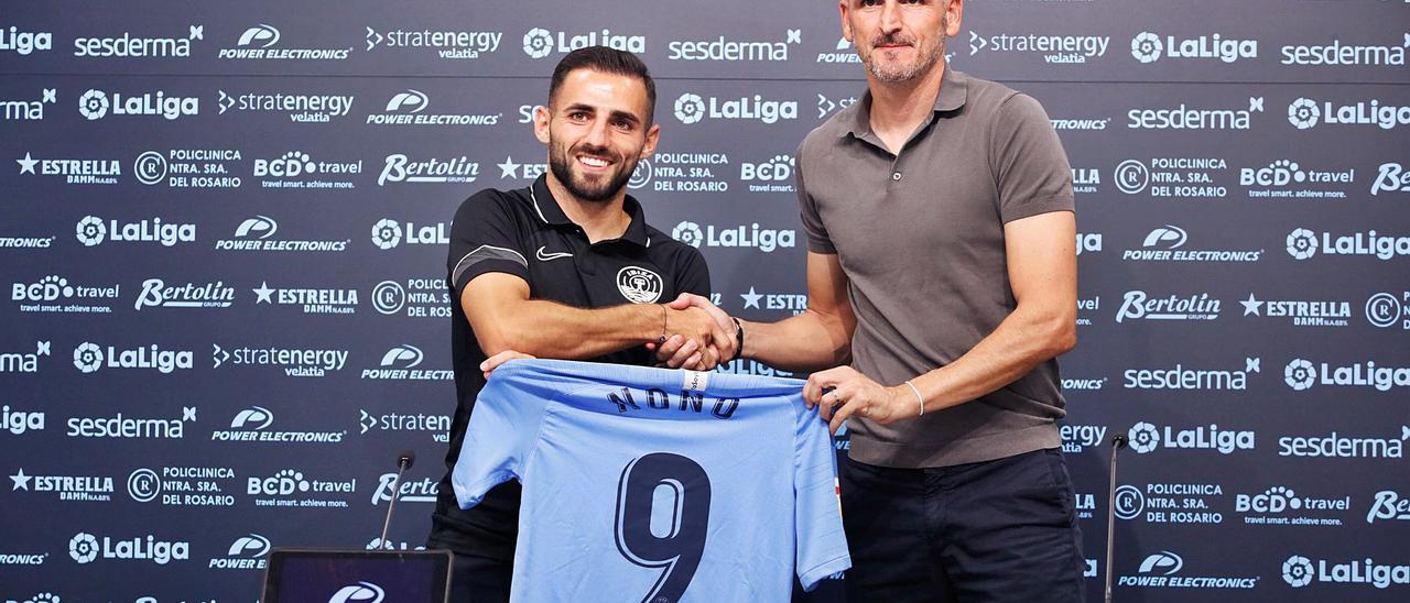 David González ‘Nono’ y Fernando Soriano sostienen la elástica del extremeño, presentado ayer en la sala de prensa del Estadio Can Misses. | JUAN A. RIERA