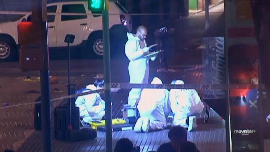 La Policía Científica revisa la furgoneta y la zona del atentado para avanzar en la investigación