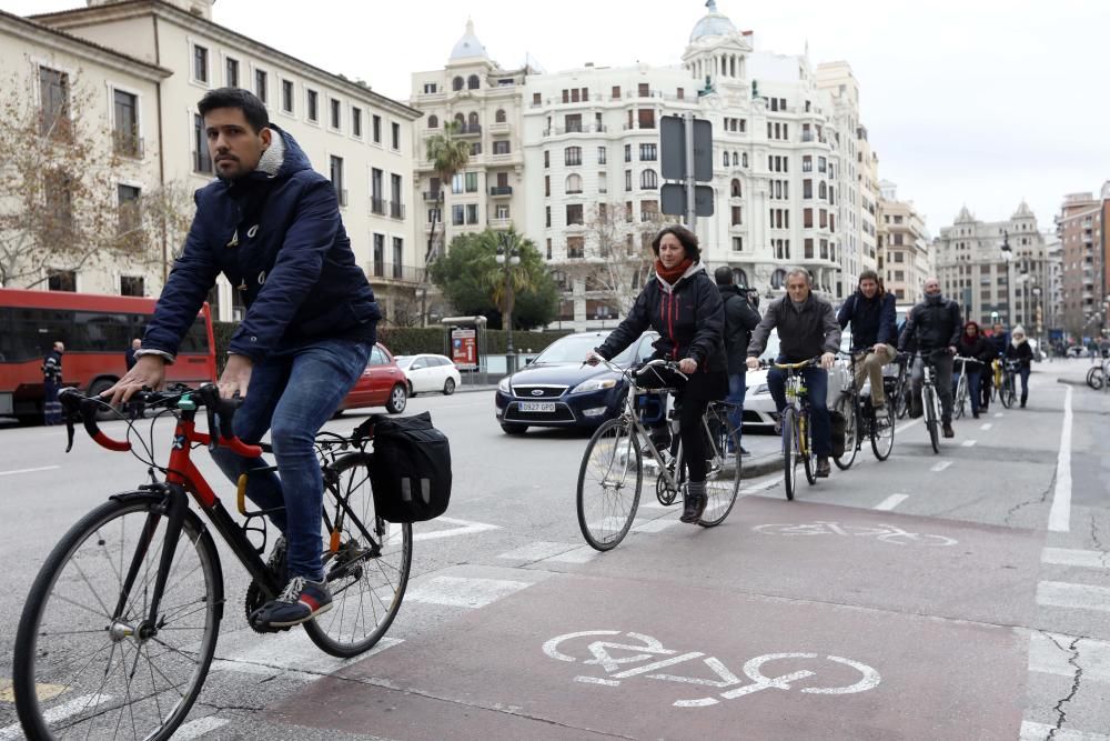 Perico Delgado pasea por el carril bici con Ribó y Grezzi