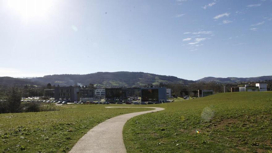 Al fondo, instalaciones del Parque Científico y Tecnológico de Gijon.