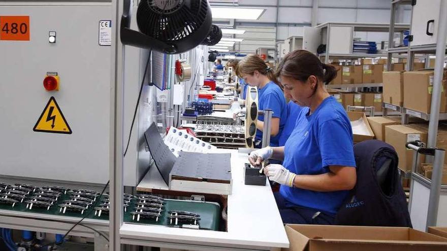 Trabajadores del grupo Aludec, en una de las plantas de Ponte Caldelas. // Gustavo Santos