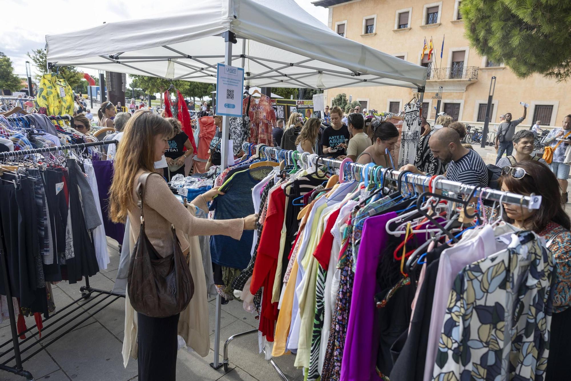 FOTOS | La Fundación RANA celebra su tradicional mercadillo solidario en el Parc de la Mar