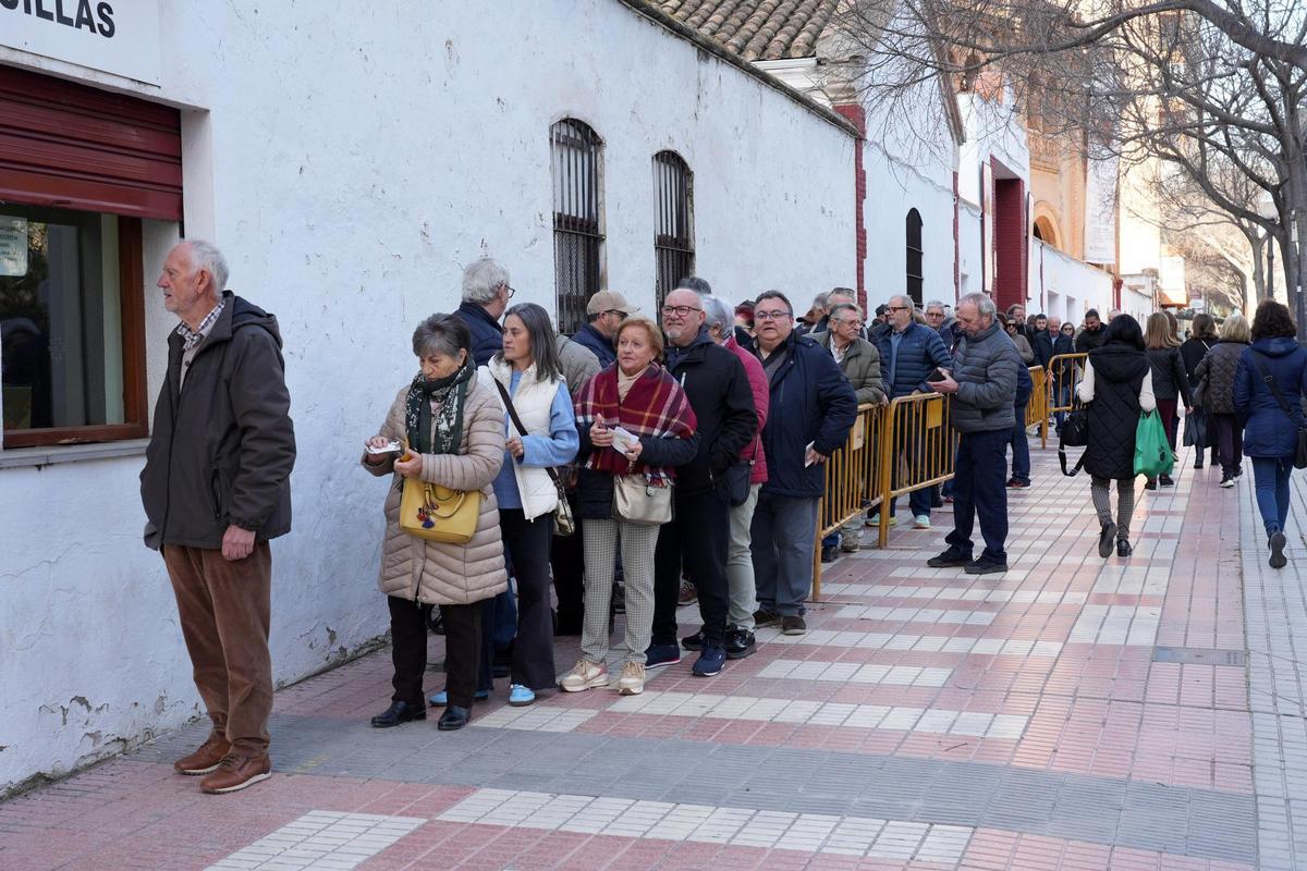 Colas desde primera hora en la plaza de toros de Castelló para comprar las entradas de la Magdalena 2026