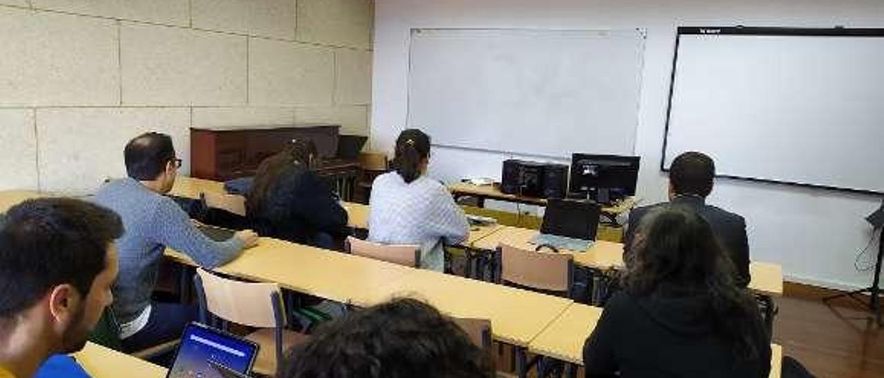 Aula con alumnos pero sin profesor en el Conservatorio. // FdV