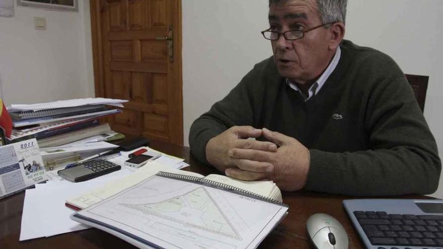 El alcalde de Villanueva del Campo, Manuel Febrero, en su despacho del Ayuntamiento.
