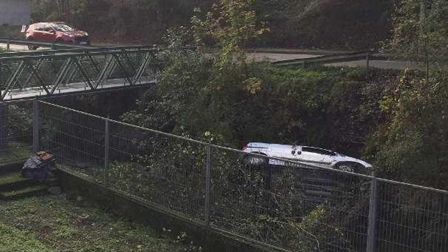 Dos hombres ilesos tras caer su furgoneta al río Chicu en Arriondas