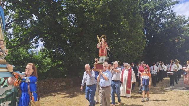 Procesión por el atrio de la iglesia. | ALFONSO SANTOMÉ