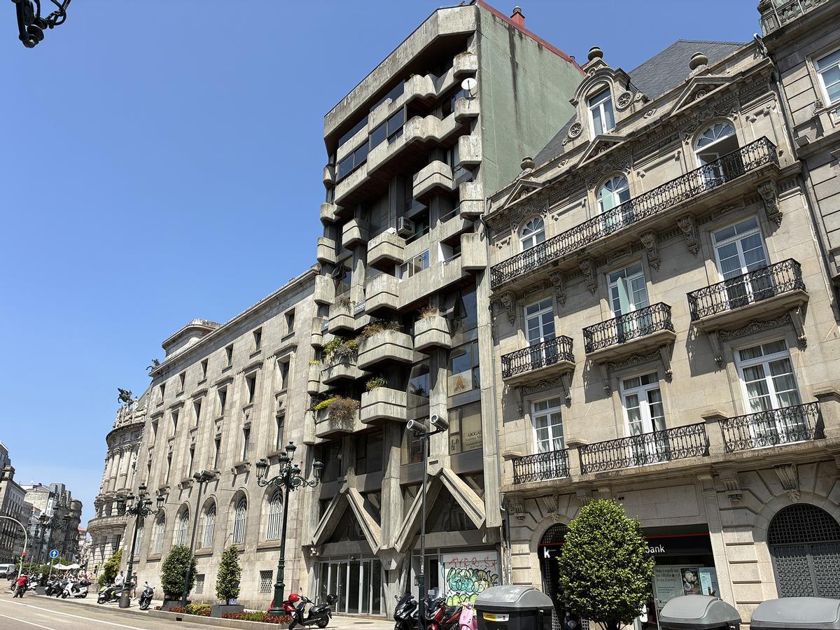 El edificio brutalista de Policarpo Sanz, 17, en Vigo.