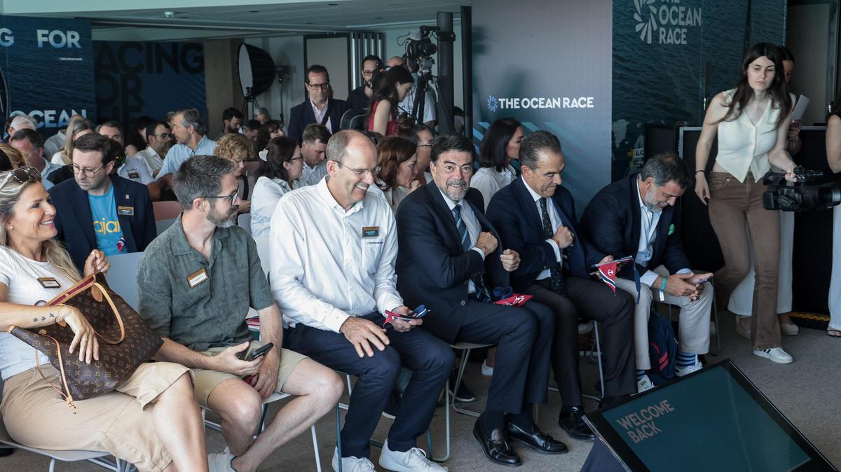 El alcalde de Alicante, Luis Barcala, junto al presidente de The Ocean Race, Richard Brisius, y el edil Antonio Peral.