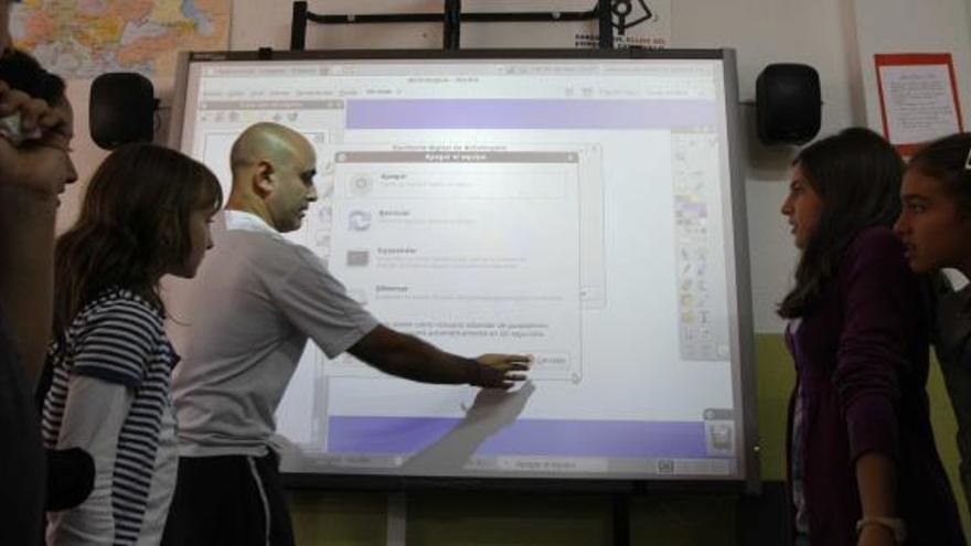 Pizarra digital. El colegio Pablo Picasso, de la capital, ha sido uno de los pocos elegidos por la Consejería de Educación para instalar un aula digital piloto, aunque en el futuro todas serán así.