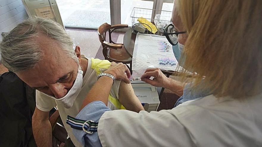 Un home rep el vaccí de la covid-19