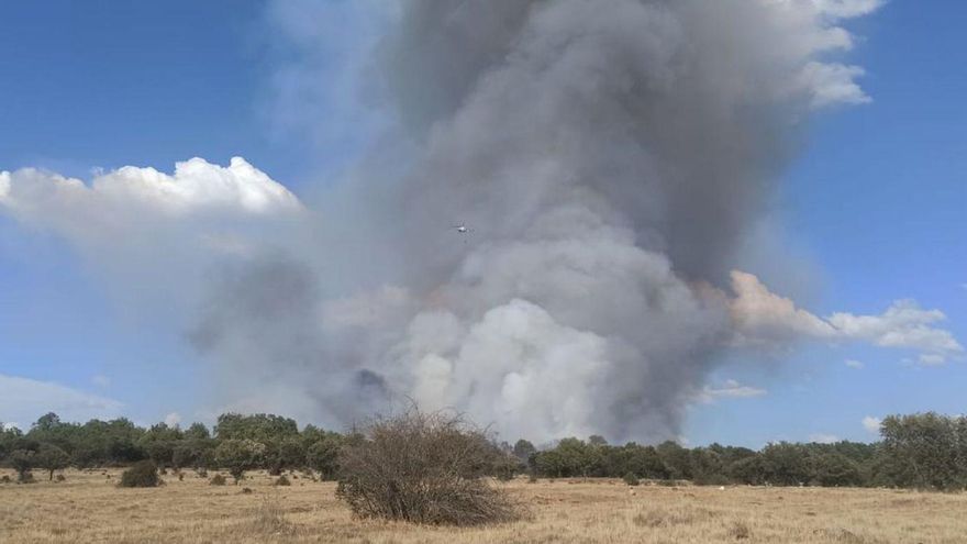 Humo en Val de Santa María, al inicio del incendio forestal. | A. Saavedra